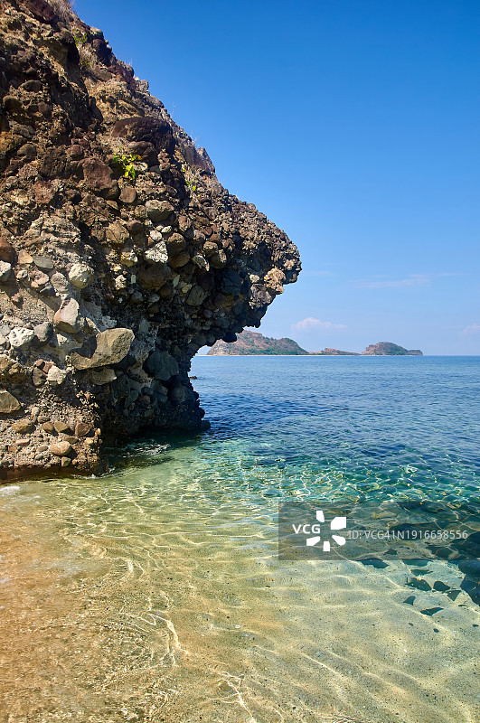 晴朗蓝天下卡马拉岛海滩和岩石构造图片素材