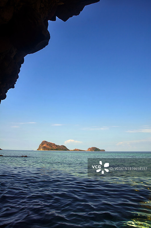 晴空下的卡马拉岛岩层图片素材