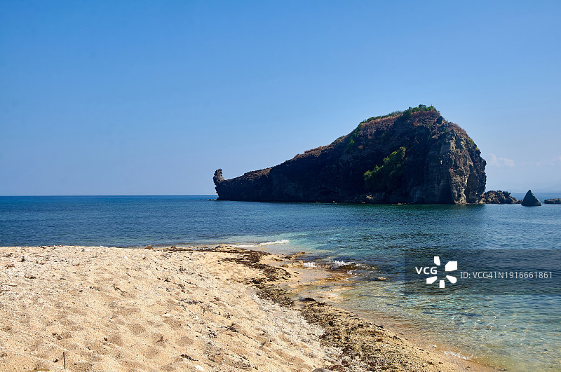 晴空下的卡马拉岛海滩图片素材