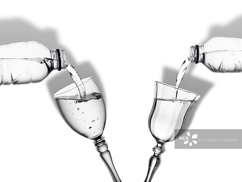 白色背景上的塑料矿泉水瓶和两杯水图片素材