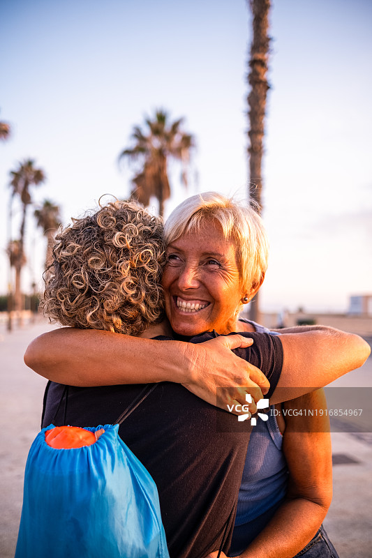 热情拥抱的两名中年妇女图片素材