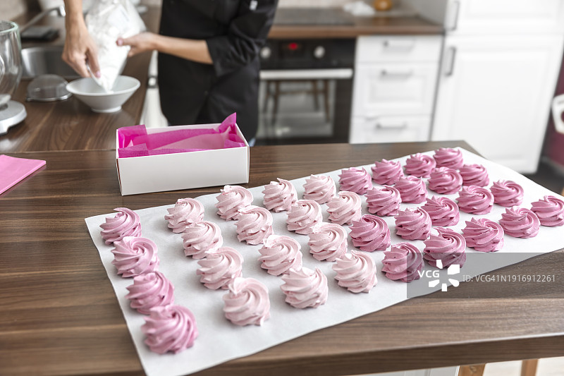 糕点店厨房制作蛋白软糖的步骤。新鲜的白色和粉色水果软糖玫瑰图片素材