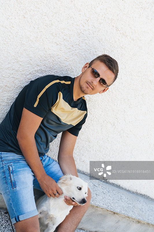 街上的男人和狗图片素材