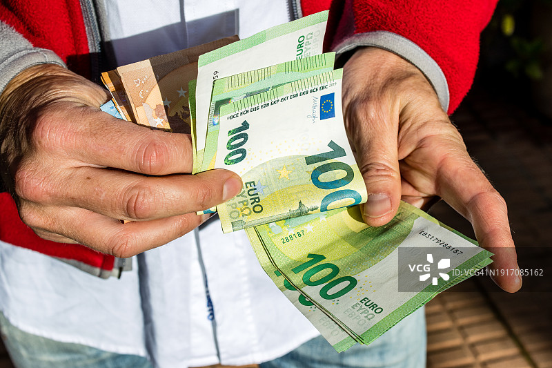 男子清点欧元纸币图片素材