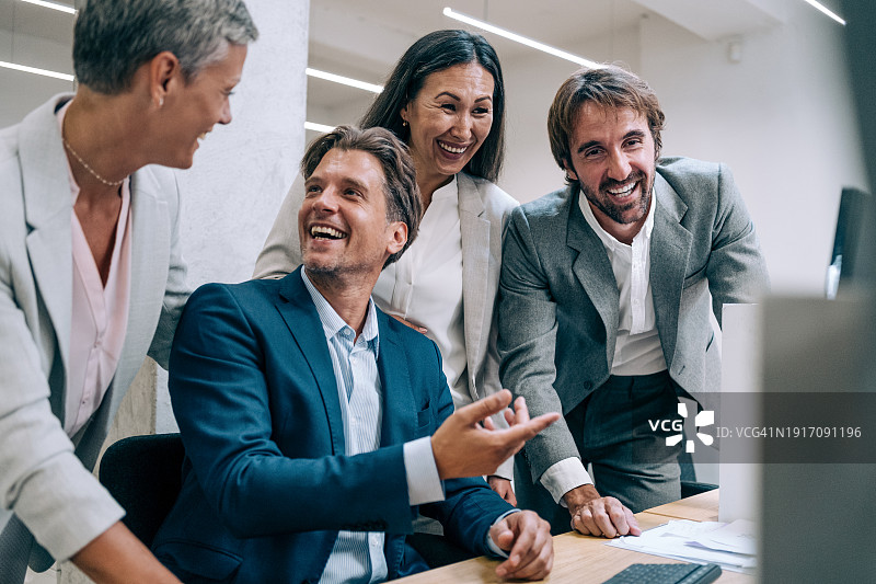 在办公室一起工作的企业商务人士图片素材