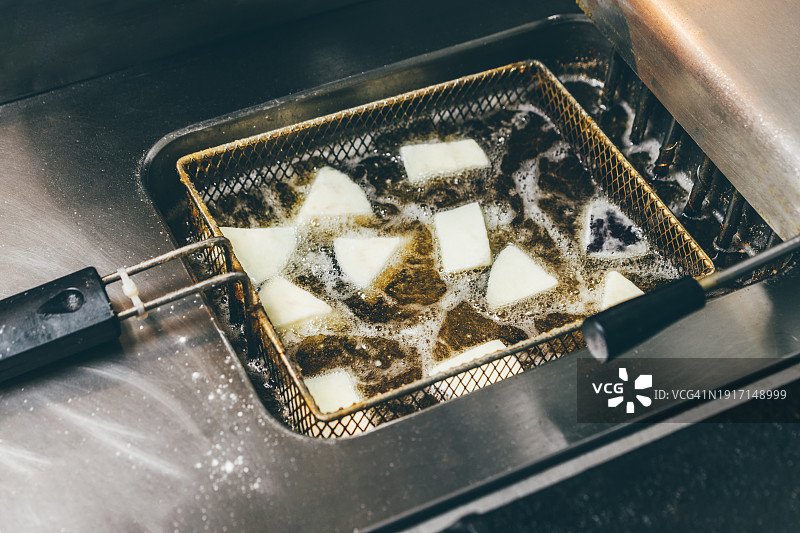 厨师准备美味的油炸菜肴图片素材