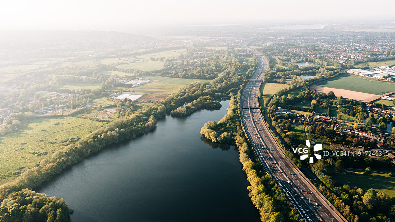 多车道公路的航拍照片图片素材