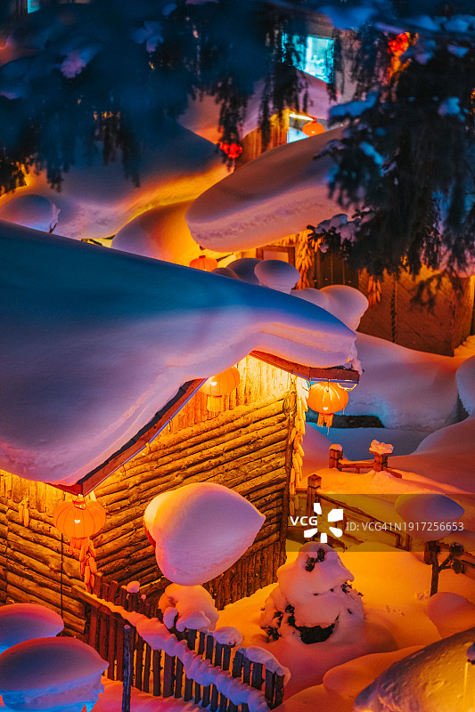 雪乡冬夜雪景与中国灯笼图片素材