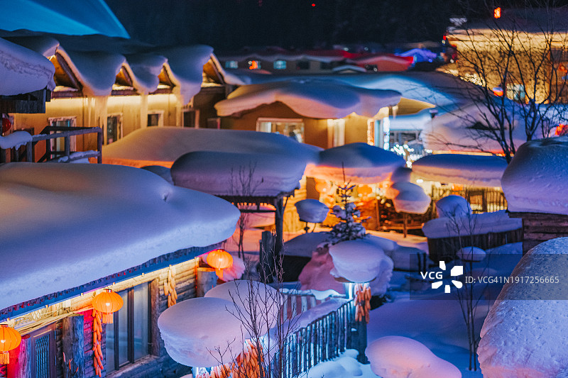 雪乡冬夜雪景与中国灯笼图片素材