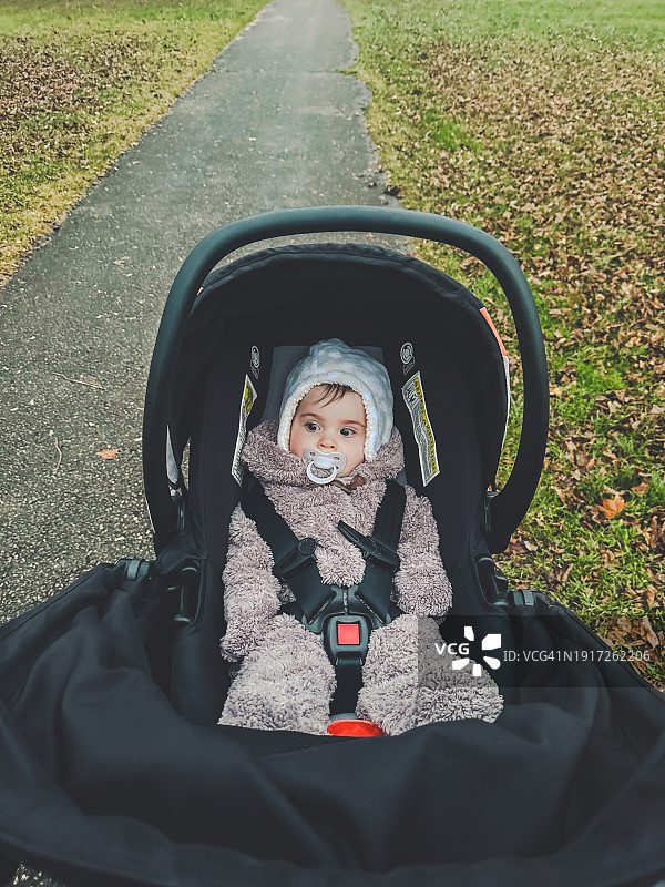 在婴儿车里的女婴图片素材