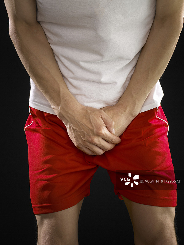 男子抓住腹股沟图片素材