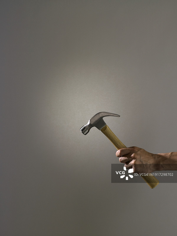 手持锤子图片素材