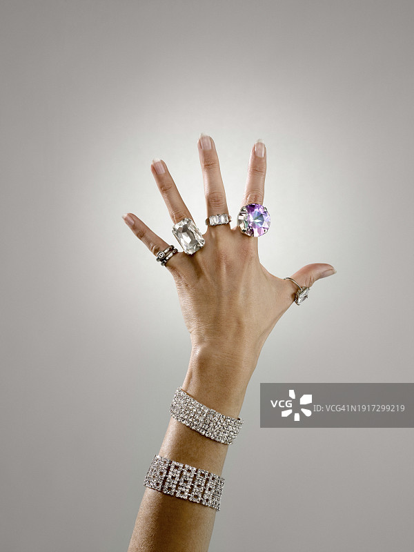 戴着钻石戒指和手镯的女人特写图片素材