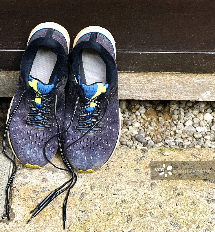 户外晾晒的跑步鞋图片素材