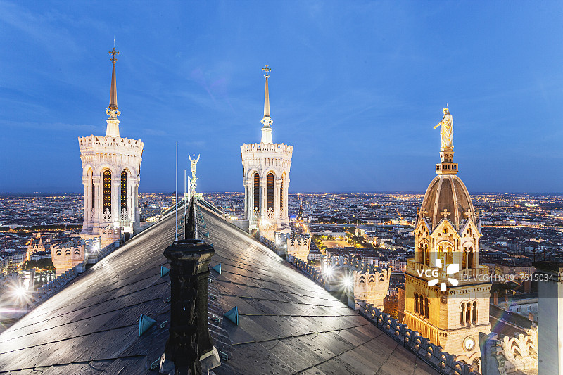 富维耶圣母圣殿的屋顶和钟楼，以及带有圣母玛利亚雕像的圣托马斯小教堂图片素材