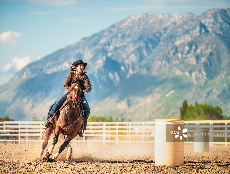 犹他州的绕桶赛马图片素材