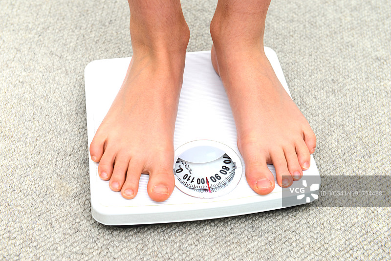 肥胖男孩称体重图片素材