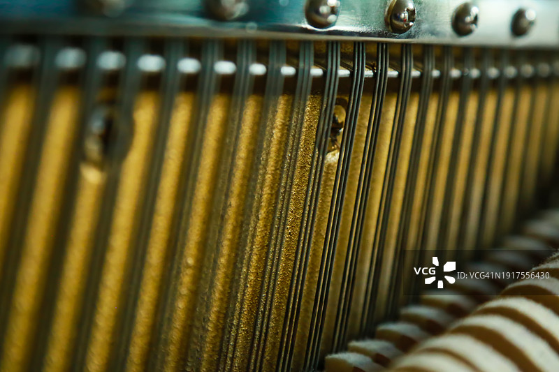 彩色钢琴弦图片素材