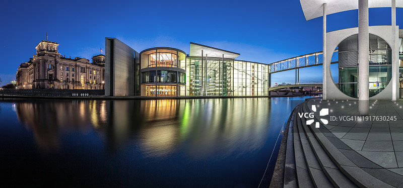 德国首都柏林施普雷河畔的政府区夜景图片素材