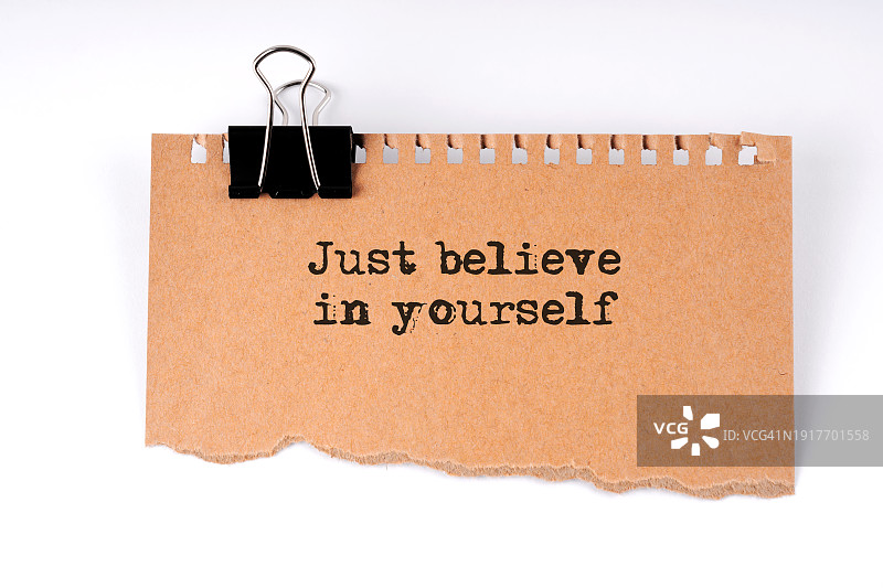 写有“相信自己”字样的棕色纸图片素材