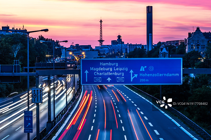 日落时分城市高速公路上柏林天际线的交通（德国）图片素材