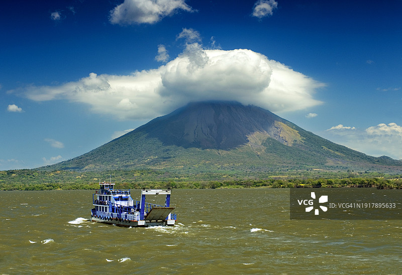 尼加拉瓜湖、康塞普西翁火山、奥梅特佩岛和汽车渡轮图片素材