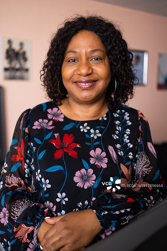 黑人女性站在跑步机上微笑图片素材