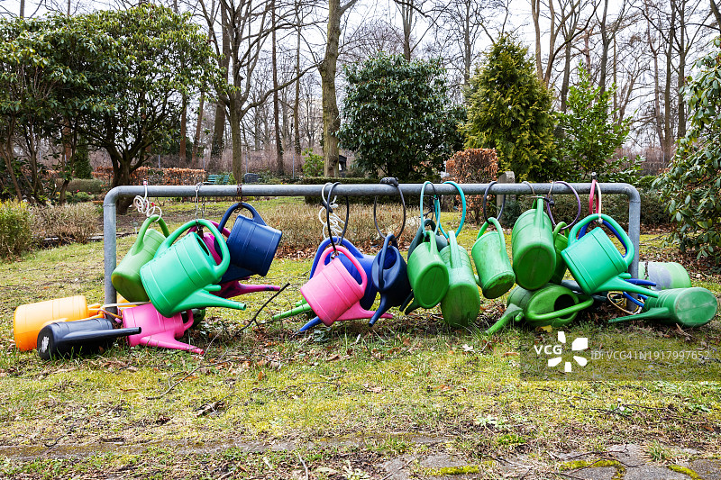 墓地里的许多浇水壶图片素材