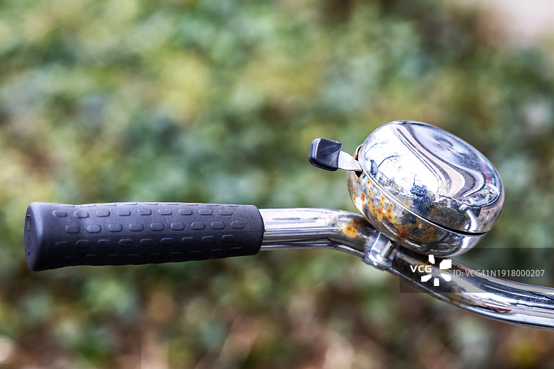 带锈铃的自行车车把图片素材