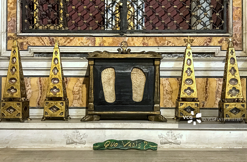 意大利拉齐奥罗马“Domine Quo Vadis”教堂(“Quo Vadis”又名“圣玛丽亚德勒皮安特教堂”)内的耶稣基督脚印图片素材