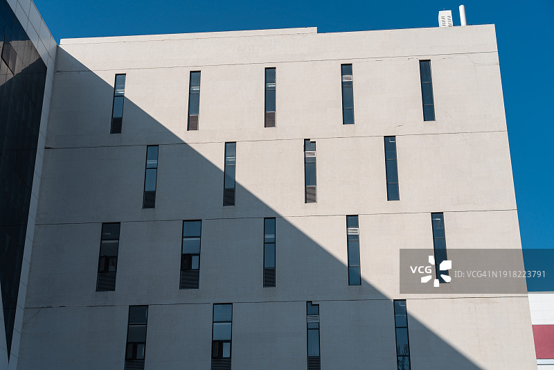 具有光效的办公大楼墙壁和窗户图片素材