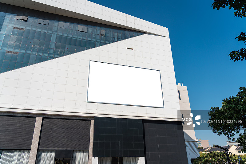 建筑立面上的空白广告牌图片素材