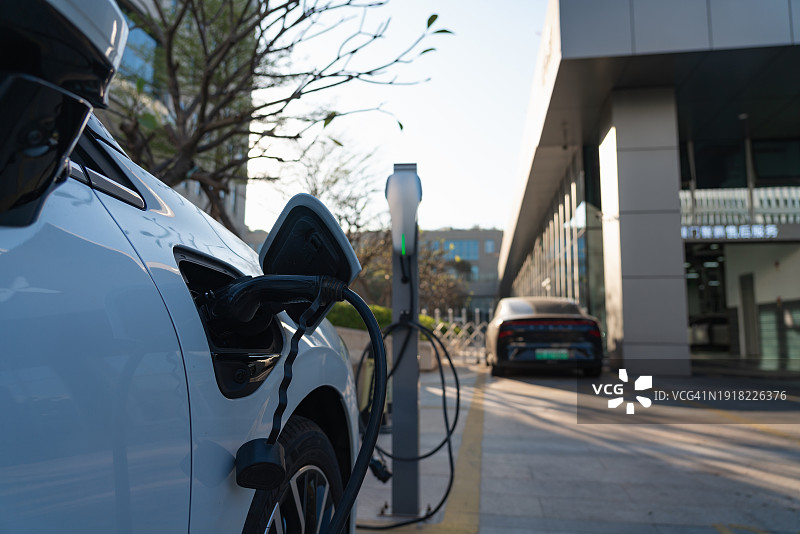 充电中的电动汽车特写图片素材