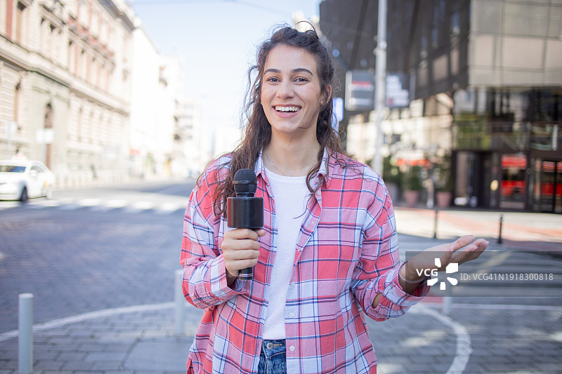 年轻的电视记者现场直播图片素材
