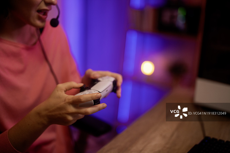 年轻女性游戏玩家图片素材