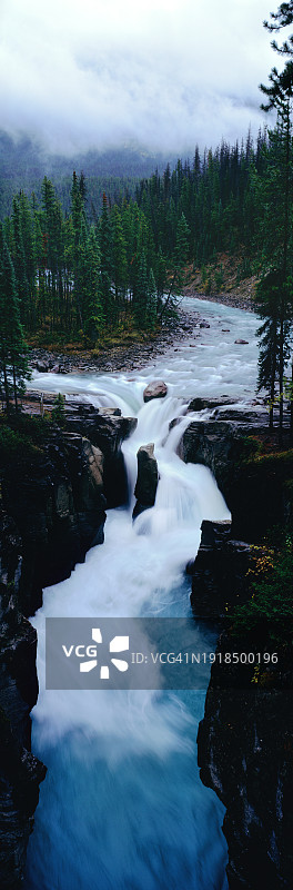 阿尔伯塔省贾斯珀国家公园的森瓦普塔瀑布图片素材
