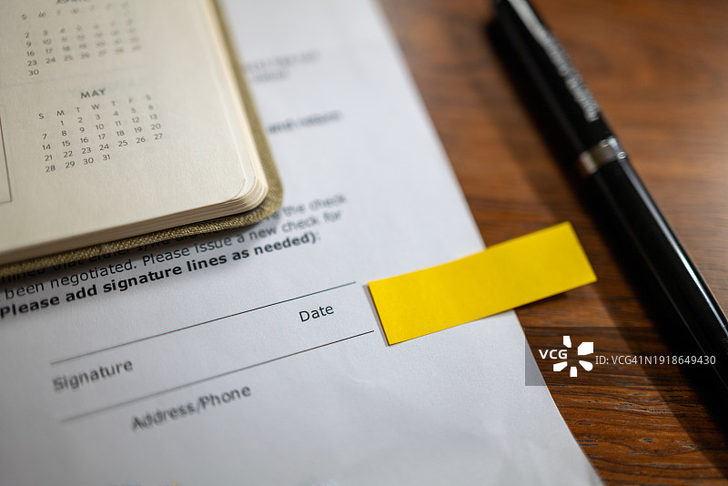 文档签名处的黄色便签图片素材