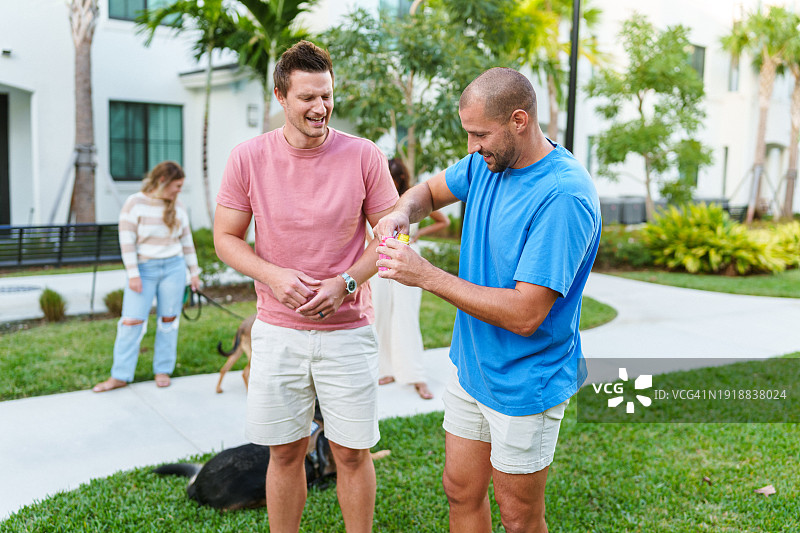 两个男人在公园里交谈图片素材