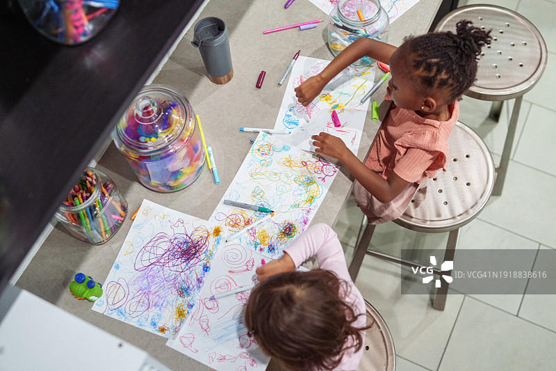 学龄前女孩涂色图片素材