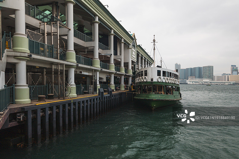 香港中环码头等待乘客的渡轮图片素材