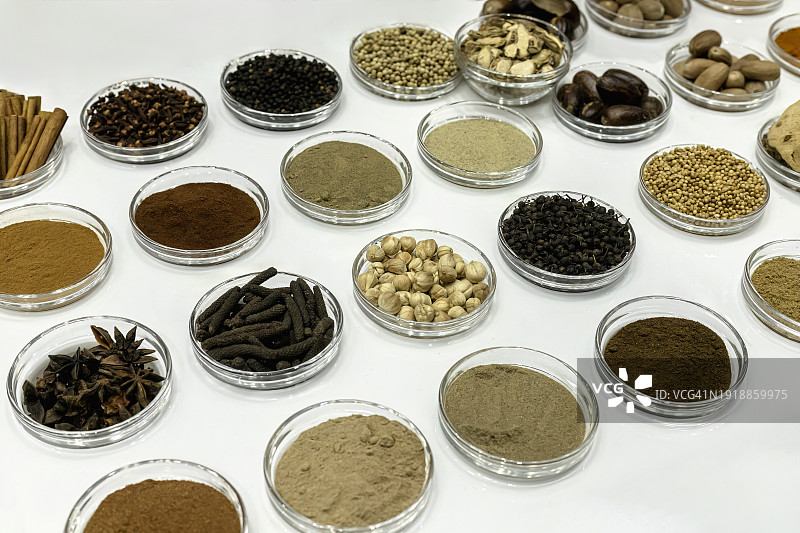 白色背景上的各种香料和草药图片素材
