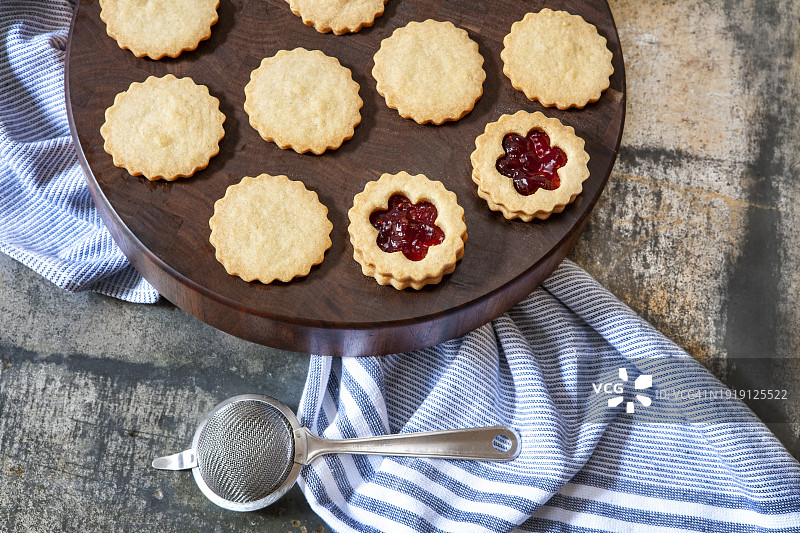 组装林茨馅饼，蓝色毛巾和网筛图片素材