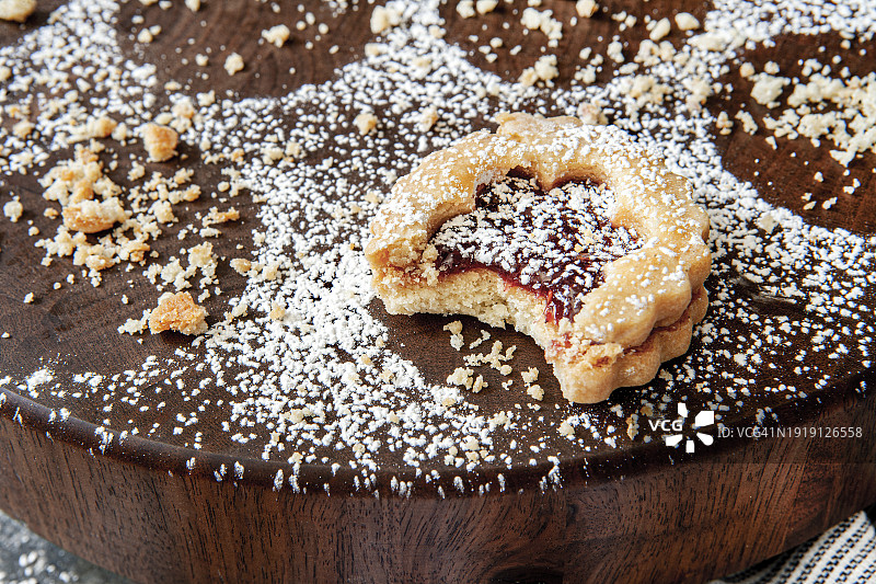 一块被咬了一口的林zer饼干图片素材