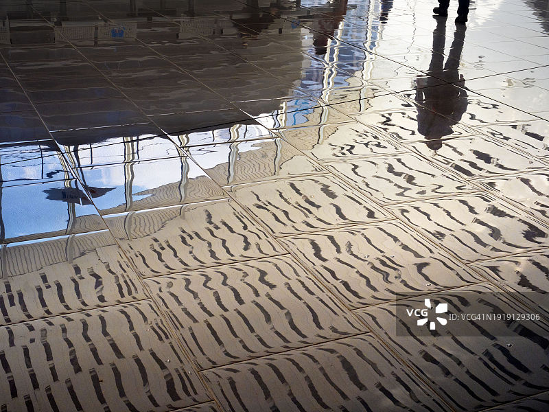 塞浦路斯利马索尔抛光砖地板上的抽象图案、阴影和倒影图片素材