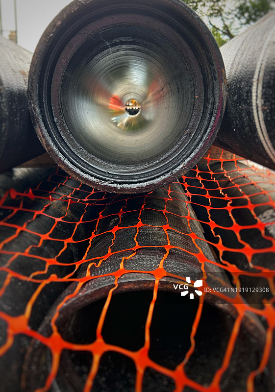 纽约皇后区建筑工地的管子堆图片素材