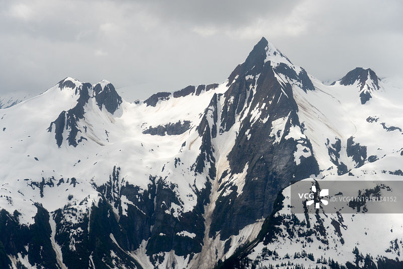 阿拉斯加州奇尔卡特山脉南部的冰川角峰，努恩山图片素材