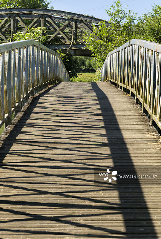 泰晤士河和欣克西河交汇处的两座桥梁图片素材