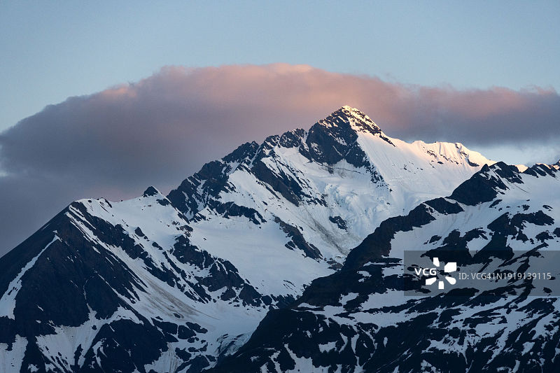 阿拉斯加东南奇尔卡特山脉的峰顶与冰川图片素材