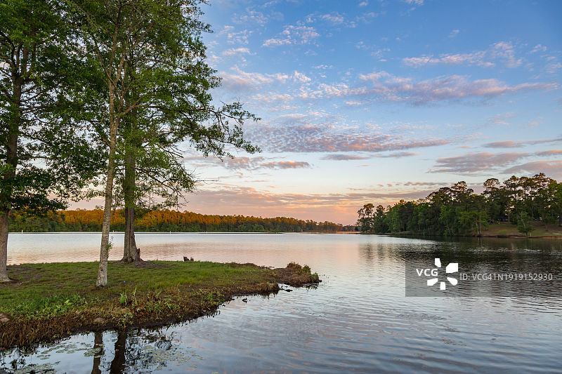 密西西比州哈蒂斯堡保罗·B·约翰逊州立公园盖格湖图片素材
