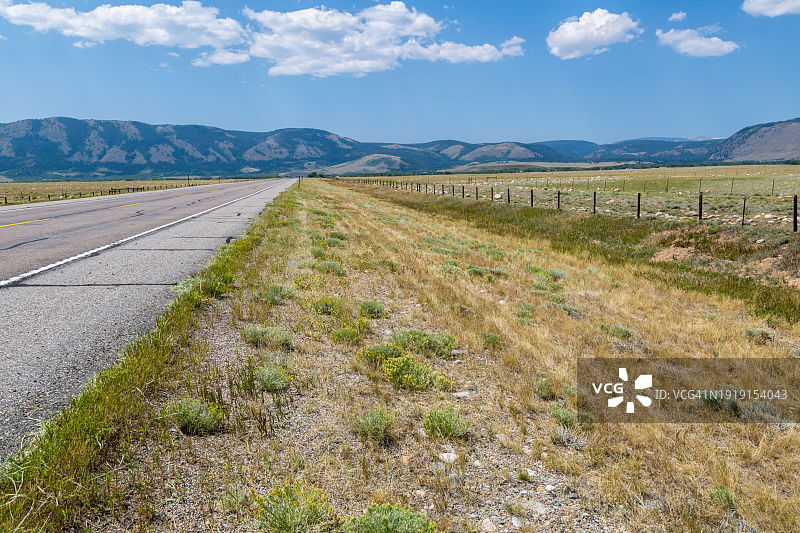 怀俄明州南部拉勒米以西的雪岭公路图片素材